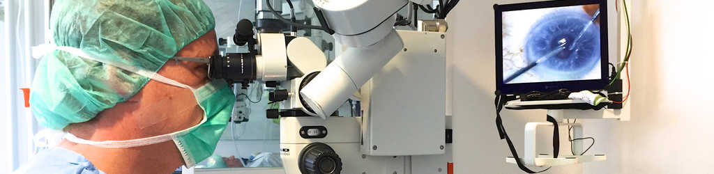 Grauer Star: Dr. Kulus vor dem OP-Mikroskop